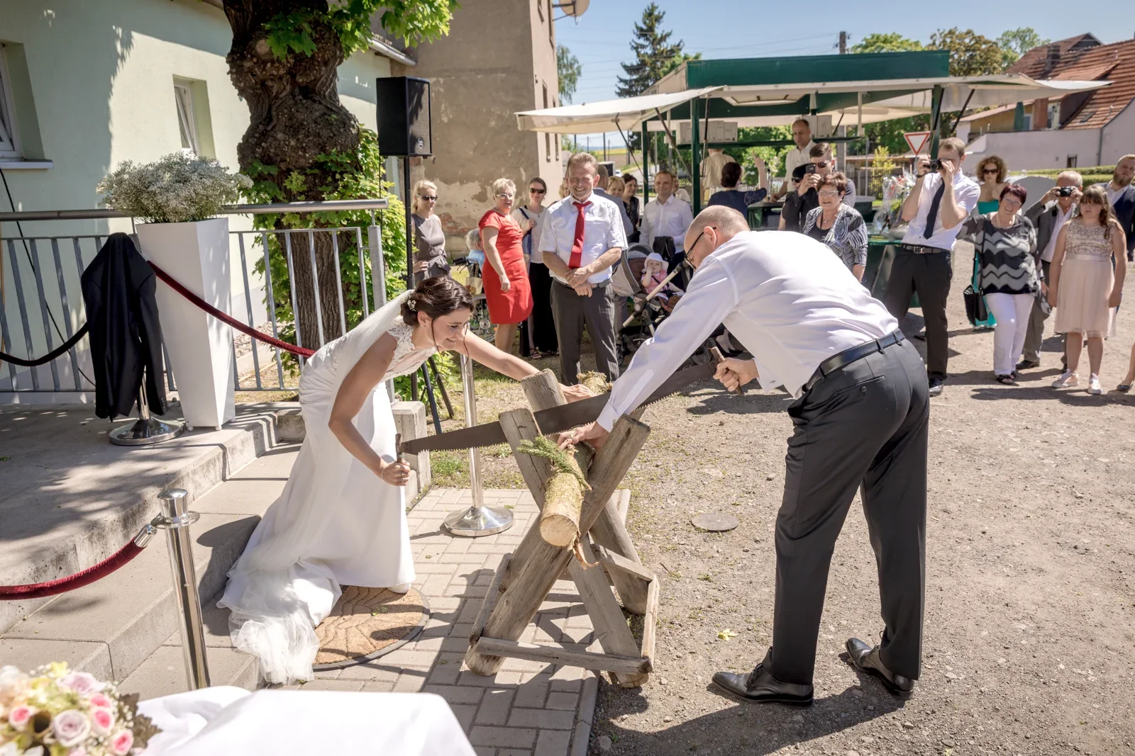Gemeinsam einen Baumstamm zersägen – Hochzeit von Katja und Ulrick in Großrettbach