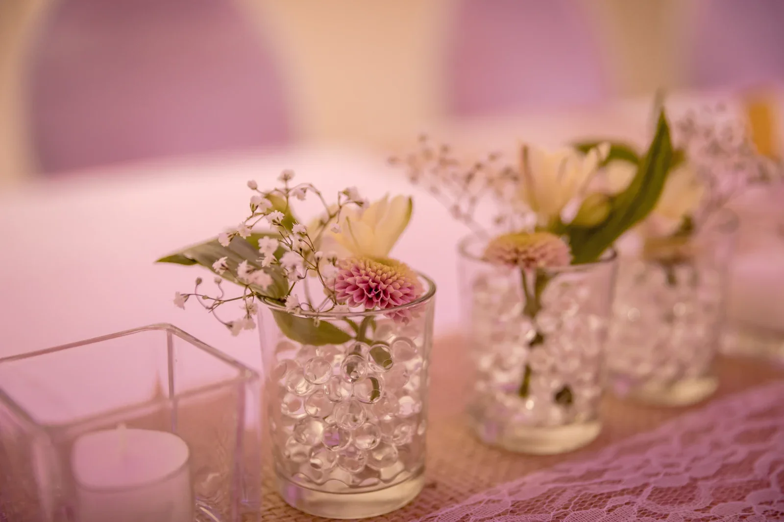 Blumenschmuck auf der Festtafel – Hochzeit von Katja und Ulrick in Großrettbach