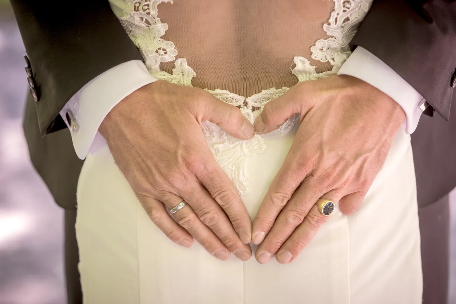 Ein Herz aus den Händen des Brautpaares – Hochzeit von Katja und Ulrick in Großrettbach