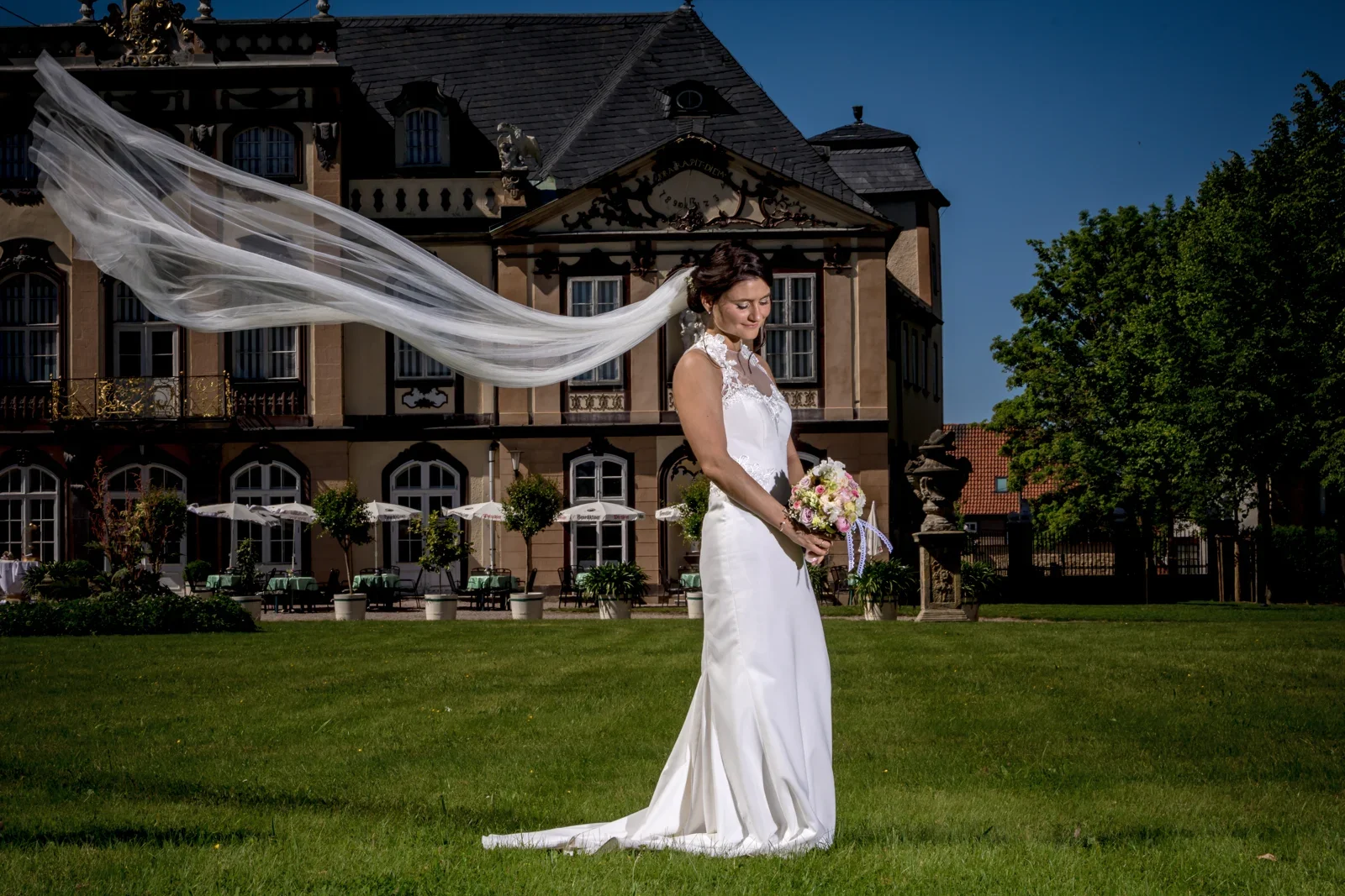 Katja mit wehendem Schleier – Hochzeit von Katja und Ulrick in Großrettbach