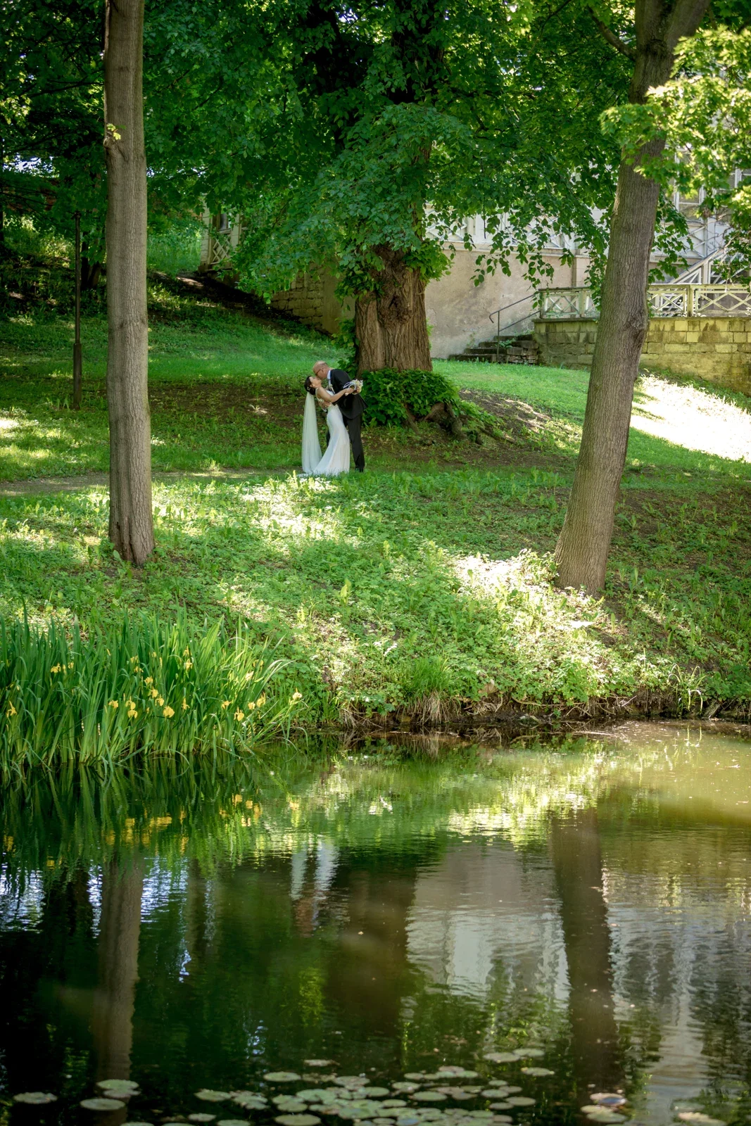 Das Brautpaar zwischen Bäumen und Wasser – Hochzeit von Katja und Ulrick in Großrettbach