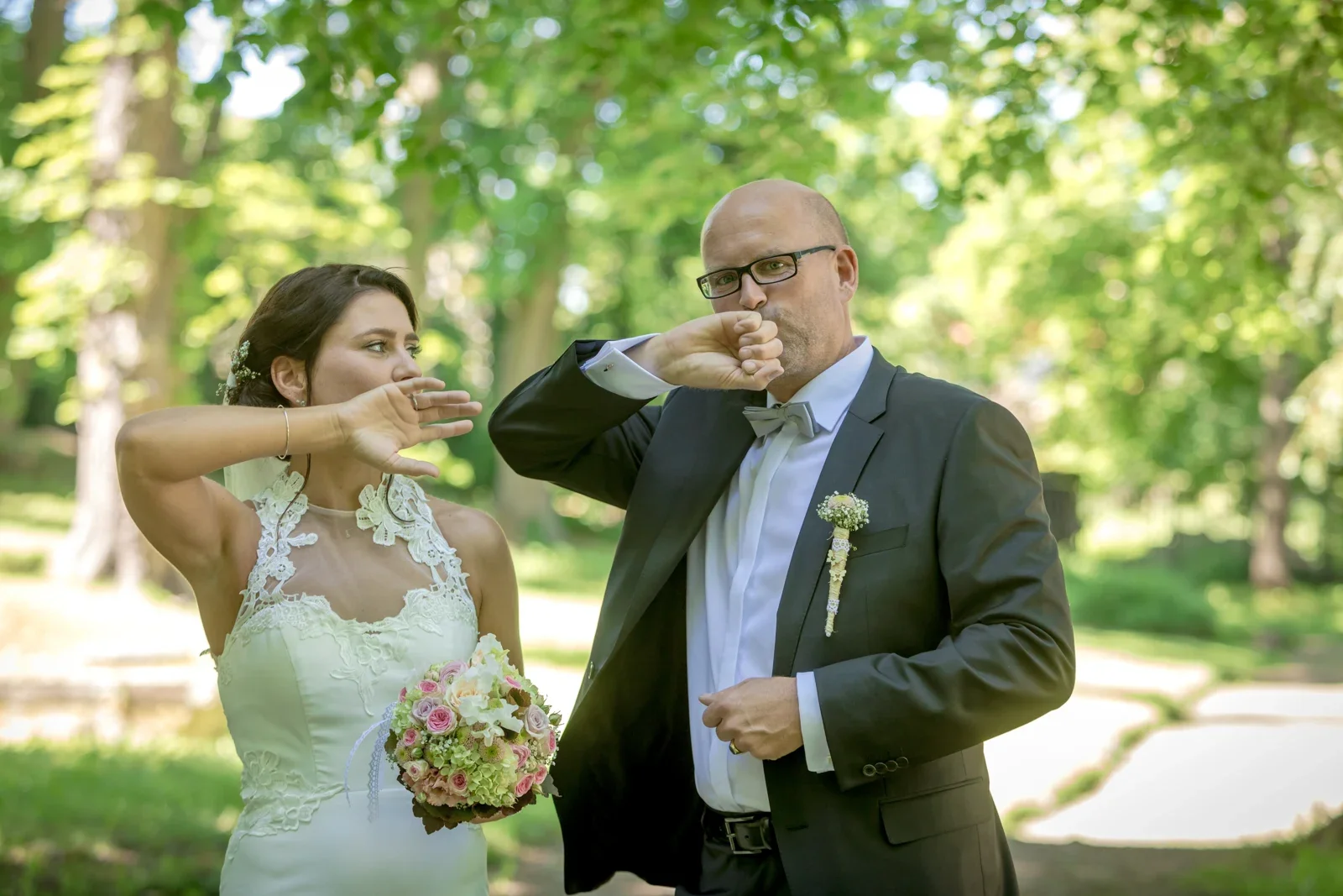 Ein kleiner Moment mit Pusteblumen – Hochzeit von Katja und Ulrick in Großrettbach