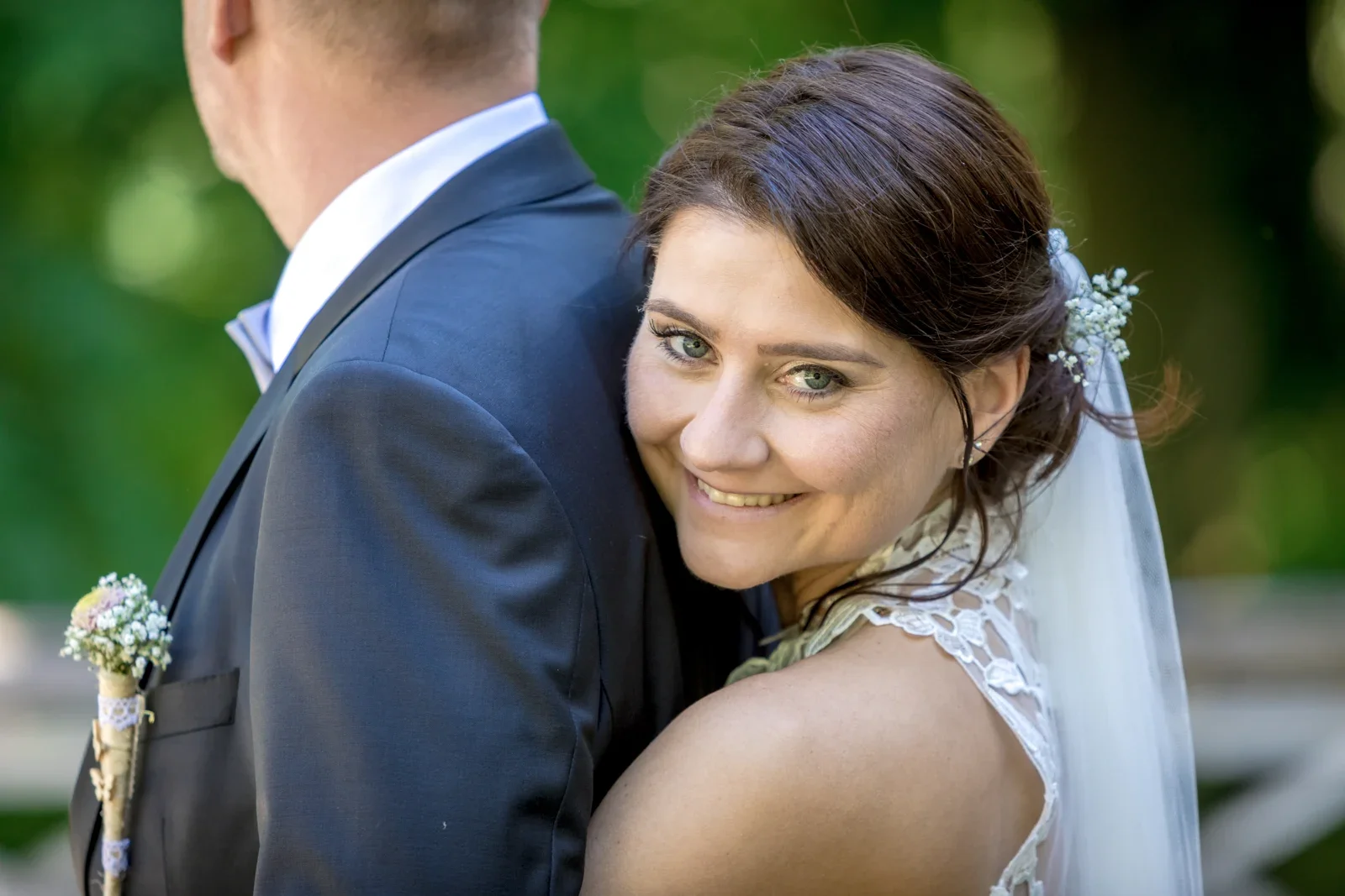 Katja lehnt sich an Ulrick – Hochzeit von Katja und Ulrick in Großrettbach