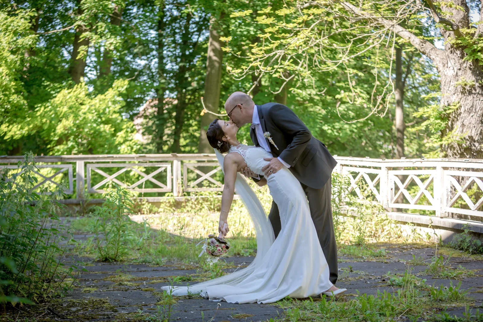 Ein schwungvoller Paarmoment an der Brücke – Hochzeit von Katja und Ulrick in Großrettbach