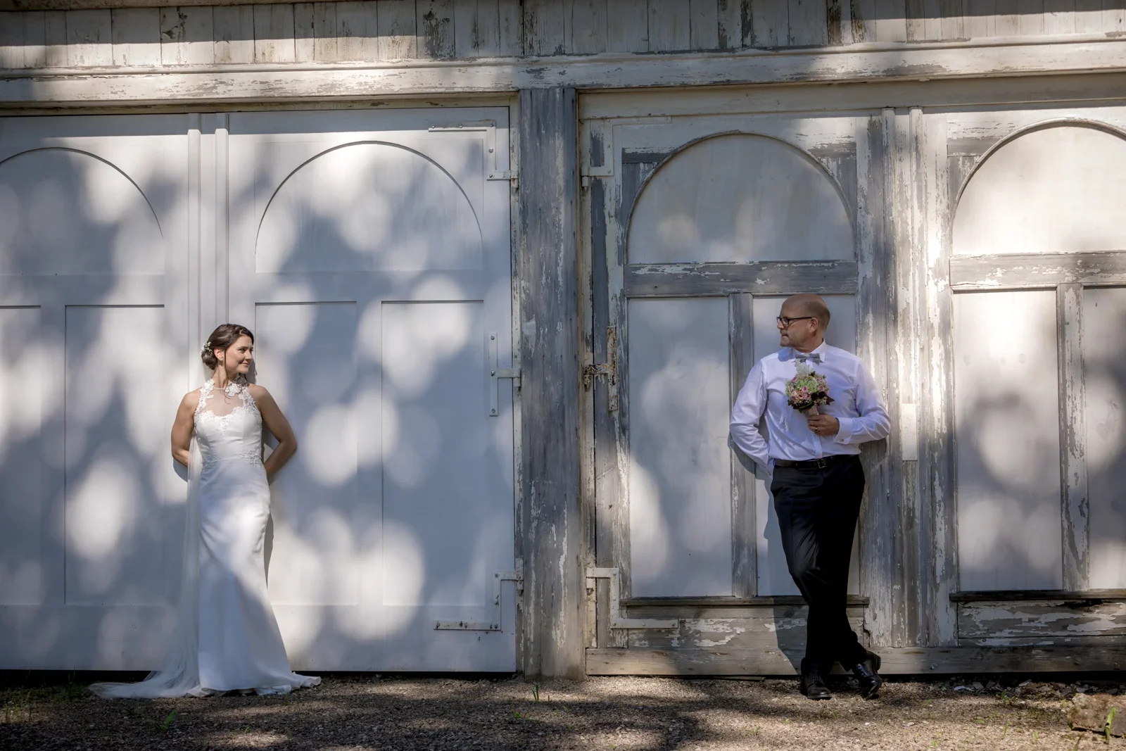 Licht und Schatten beim Paarshooting – Hochzeit von Katja und Ulrick in Großrettbach