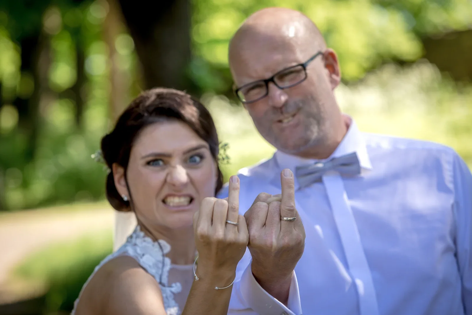 Katja und Ulrick zeigen ihre Eheringe – Hochzeit von Katja und Ulrick in Großrettbach