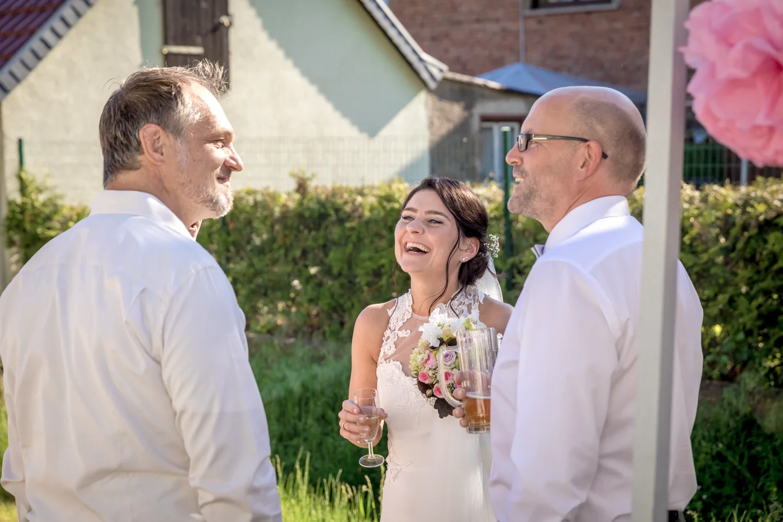 Ein gemeinsames Lachen mit den Gästen – Hochzeit von Katja und Ulrick in Großrettbach