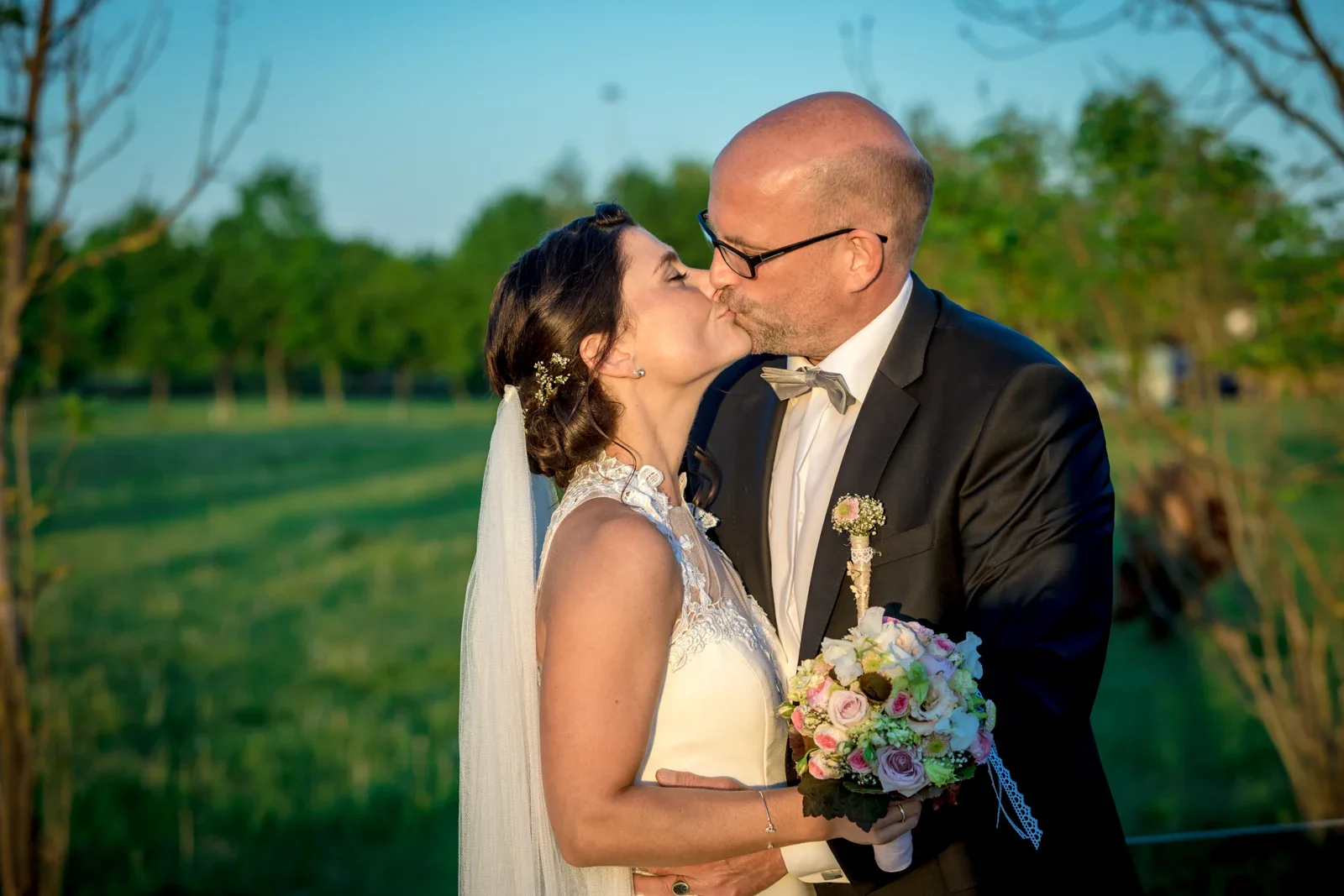 Ein Kuss im warmen Abendlicht – Hochzeit von Katja und Ulrick in Großrettbach