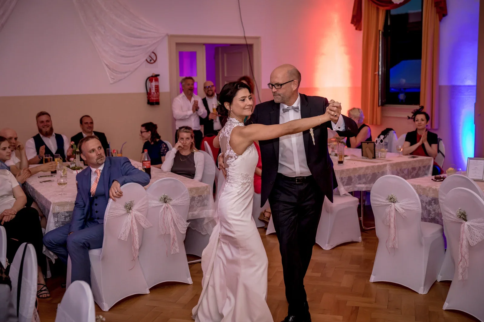 Der Hochzeitstanz im Gemeindesaal – Hochzeit von Katja und Ulrick in Großrettbach