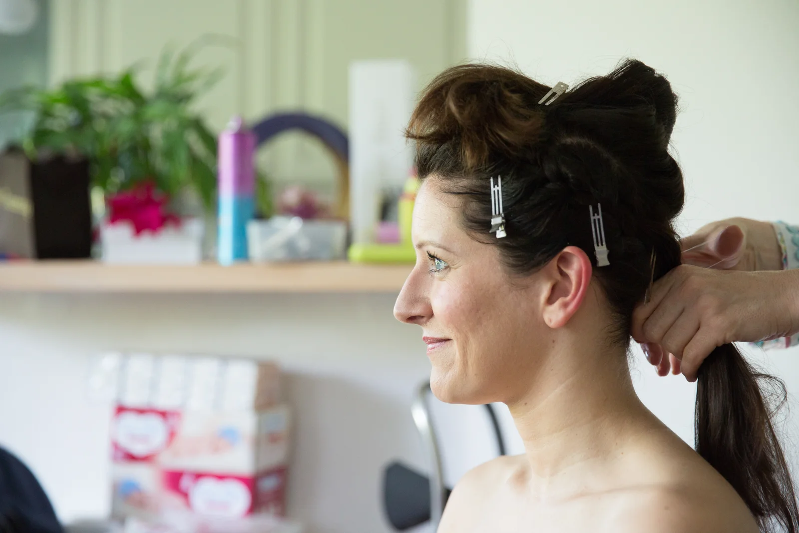 Die Brautfrisur entsteht – Hochzeit von Jan und Bettina in Hamburg und Kummerfeld