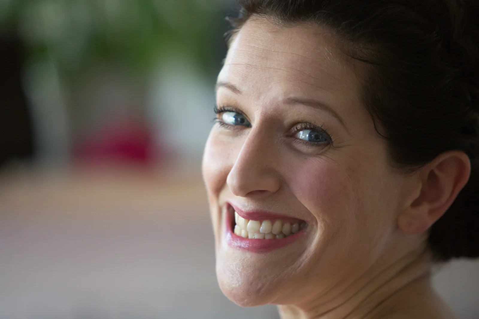 Bettina strahlt schon bei den Vorbereitungen – Hochzeit von Jan und Bettina in Hamburg und Kummerfeld
