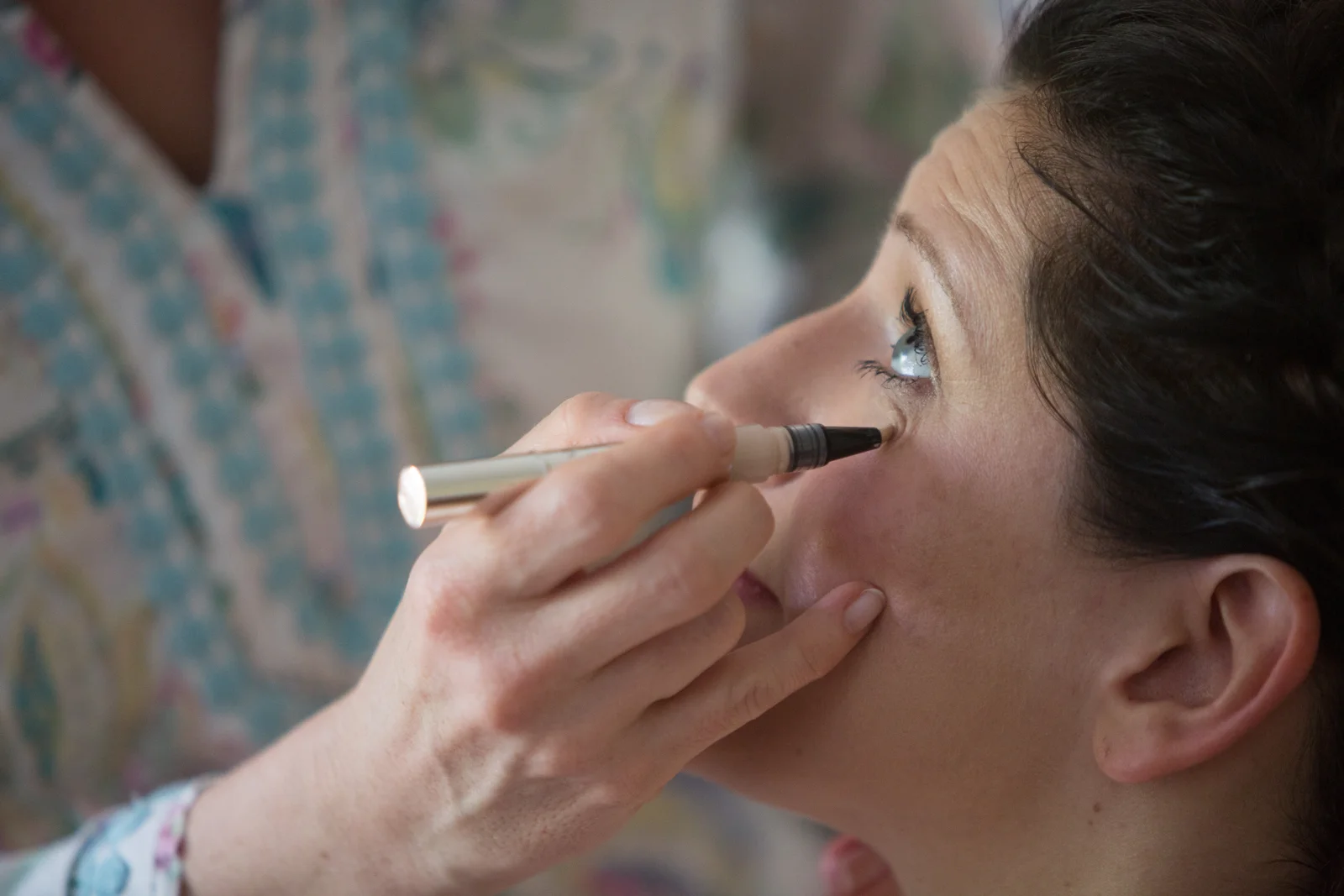 Letzte Handgriffe beim Make-up – Hochzeit von Jan und Bettina in Hamburg und Kummerfeld