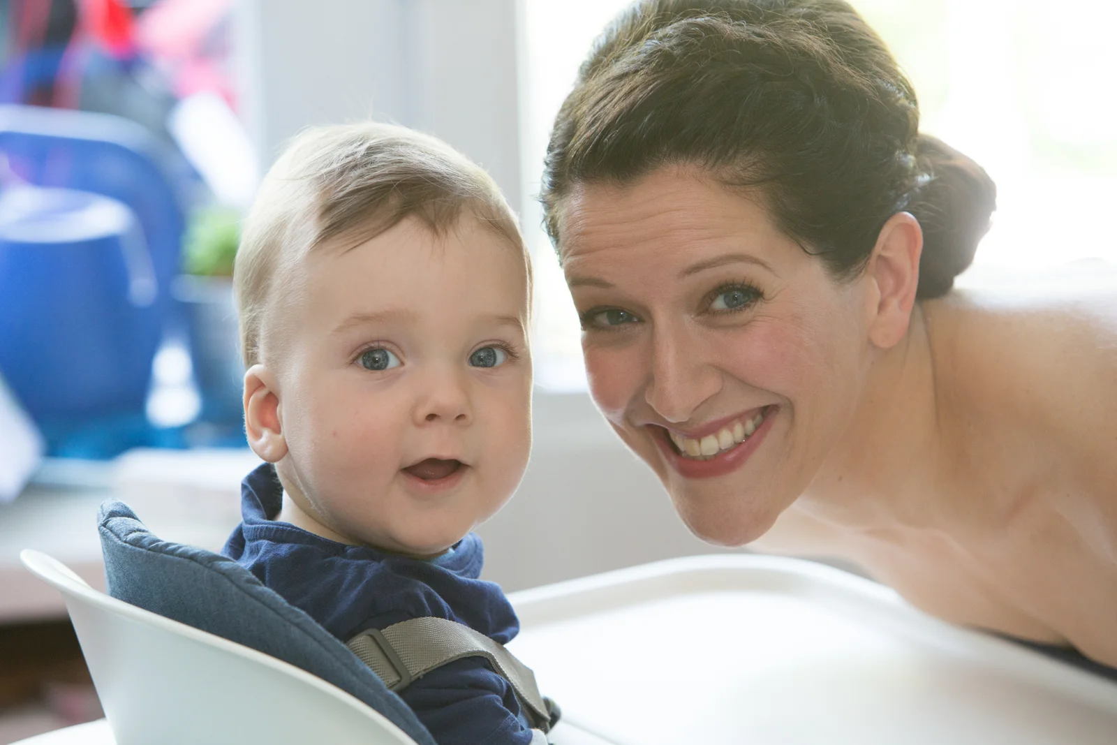 Ein fröhlicher Moment vor der Trauung – Hochzeit von Jan und Bettina in Hamburg und Kummerfeld