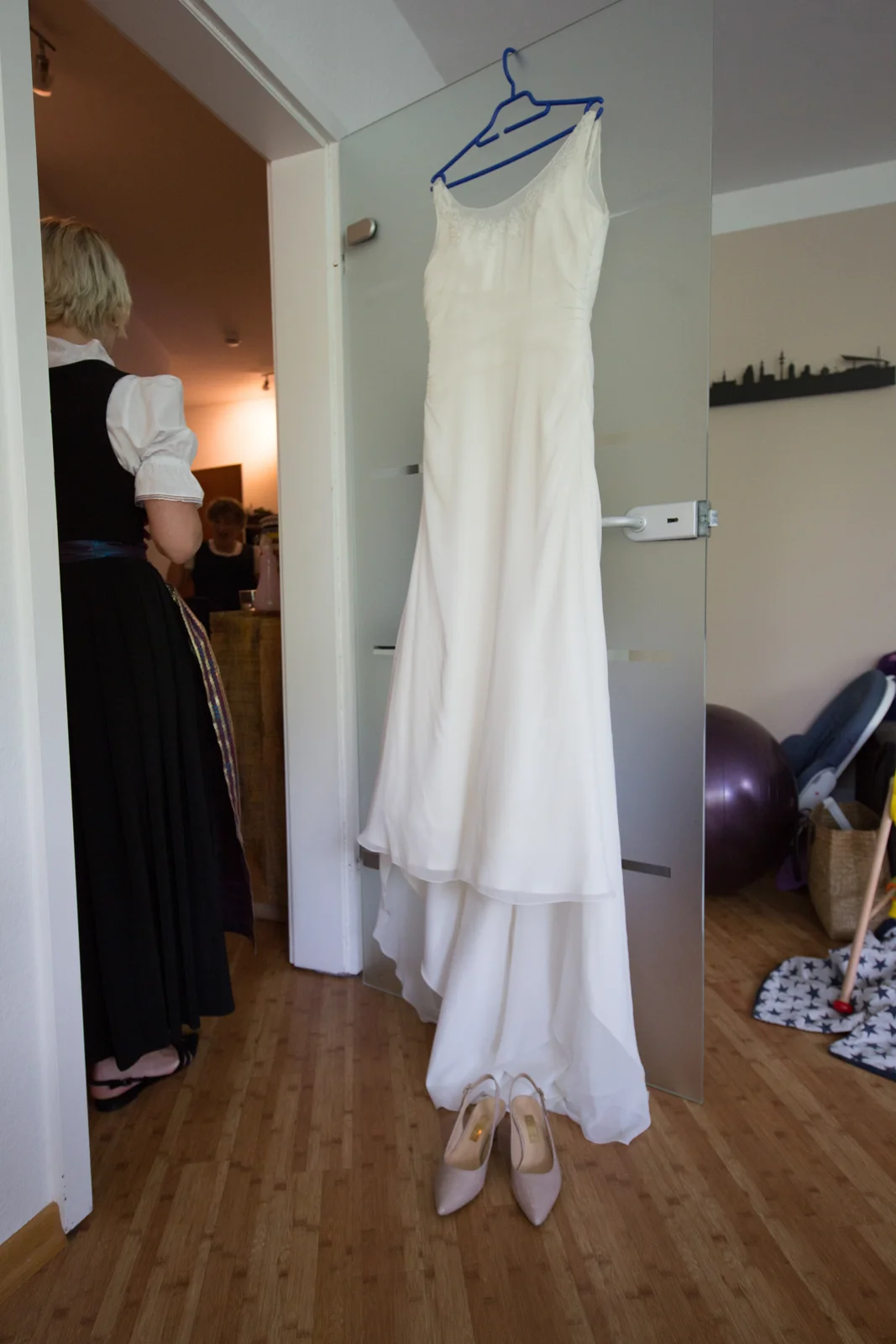 Das Brautkleid wartet auf seinen Auftritt – Hochzeit von Jan und Bettina in Hamburg und Kummerfeld