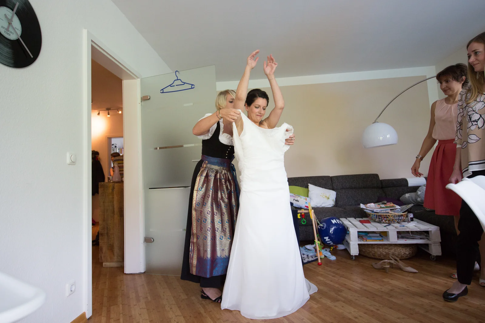Bettina schlüpft ins Brautkleid – Hochzeit von Jan und Bettina in Hamburg und Kummerfeld