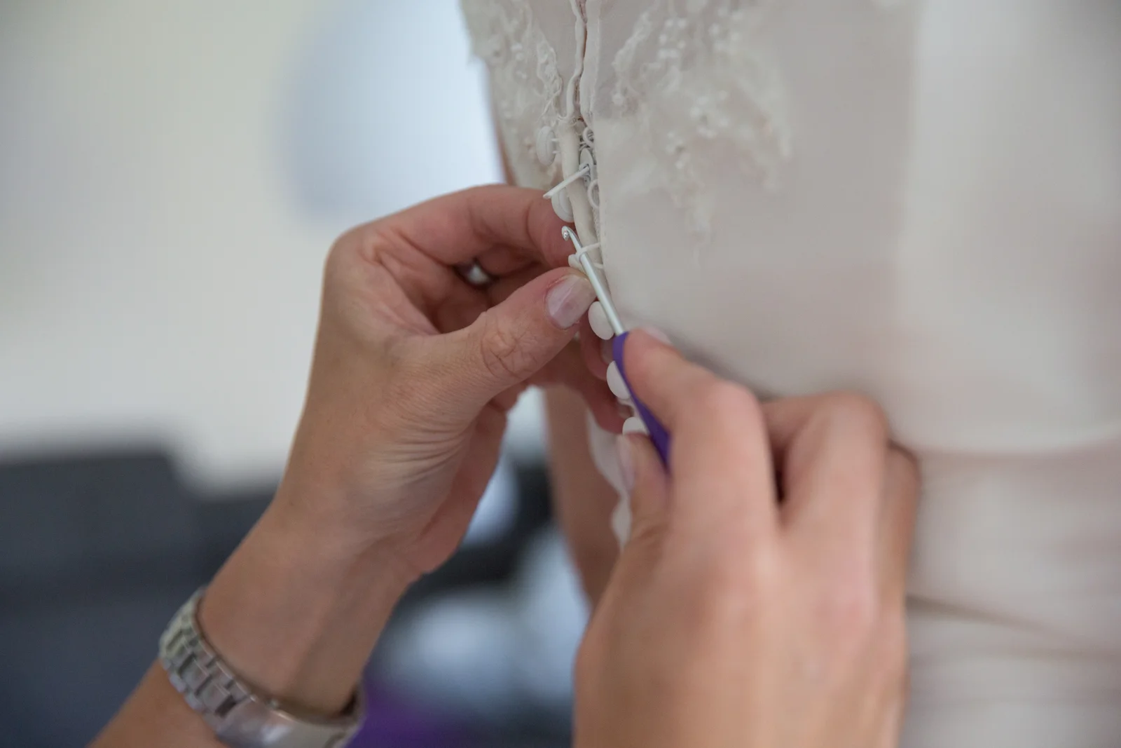Die Knöpfe am Brautkleid werden geschlossen – Hochzeit von Jan und Bettina in Hamburg und Kummerfeld