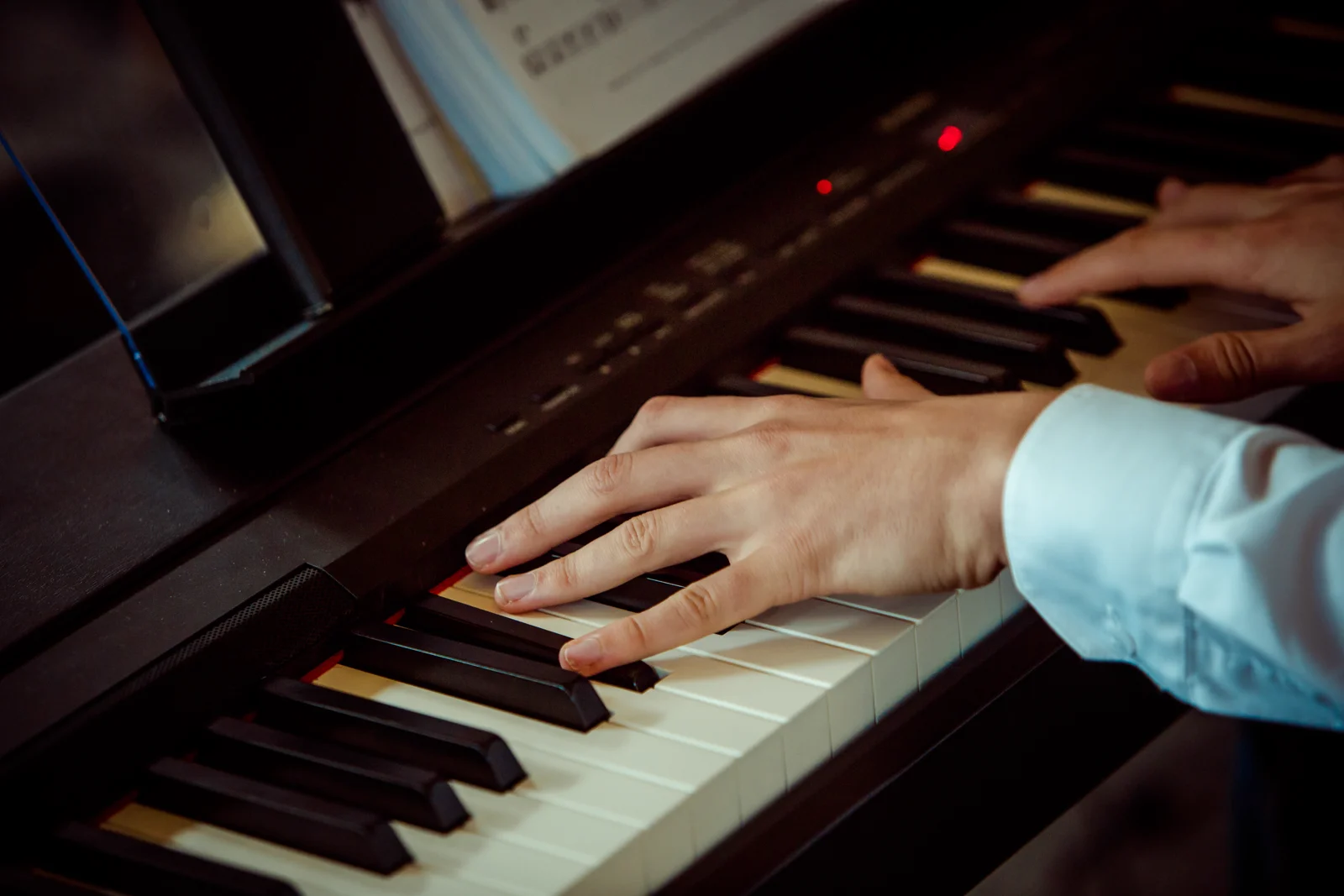 Klaviermusik begleitet die Trauung – Hochzeit von Jan und Bettina in Hamburg und Kummerfeld