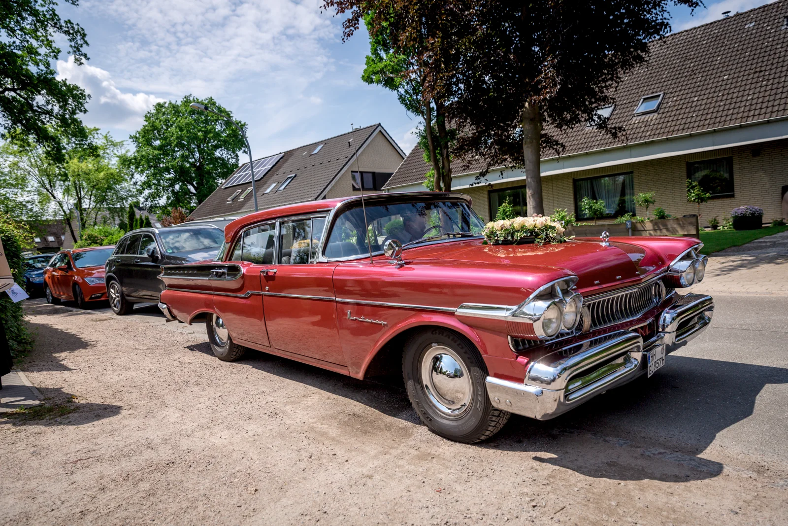 Der rote Oldtimer vor der Kirche – Hochzeit von Jan und Bettina in Hamburg und Kummerfeld
