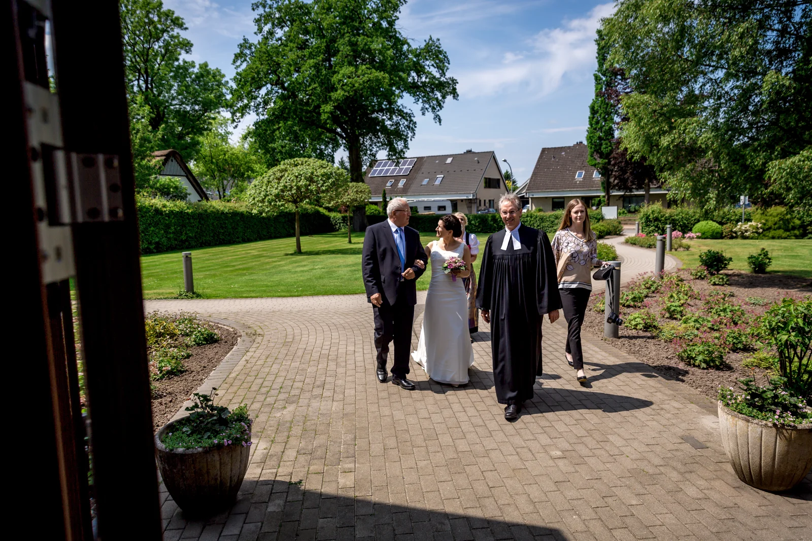 Auf dem Weg in die Kirche in Kummerfeld – Hochzeit von Jan und Bettina in Hamburg und Kummerfeld