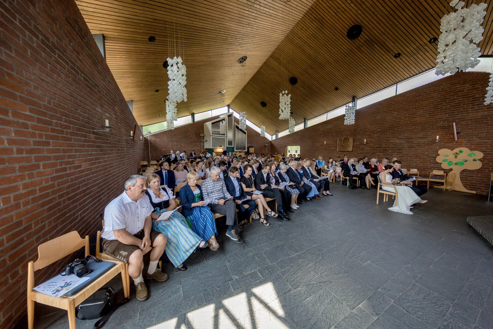 Die Hochzeitsgesellschaft in der Kirche – Hochzeit von Jan und Bettina in Hamburg und Kummerfeld
