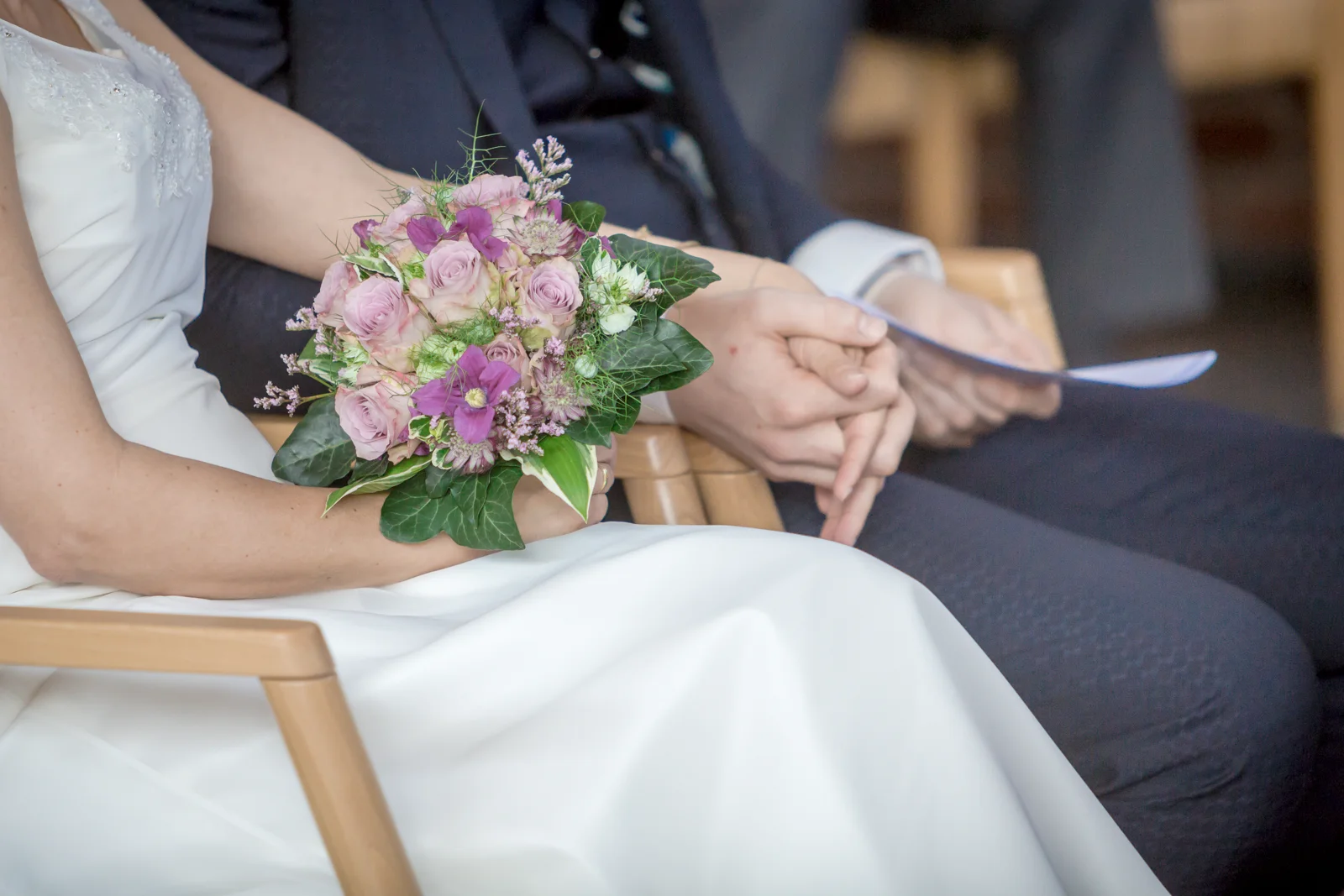 Der Brautstrauß während der Zeremonie – Hochzeit von Jan und Bettina in Hamburg und Kummerfeld