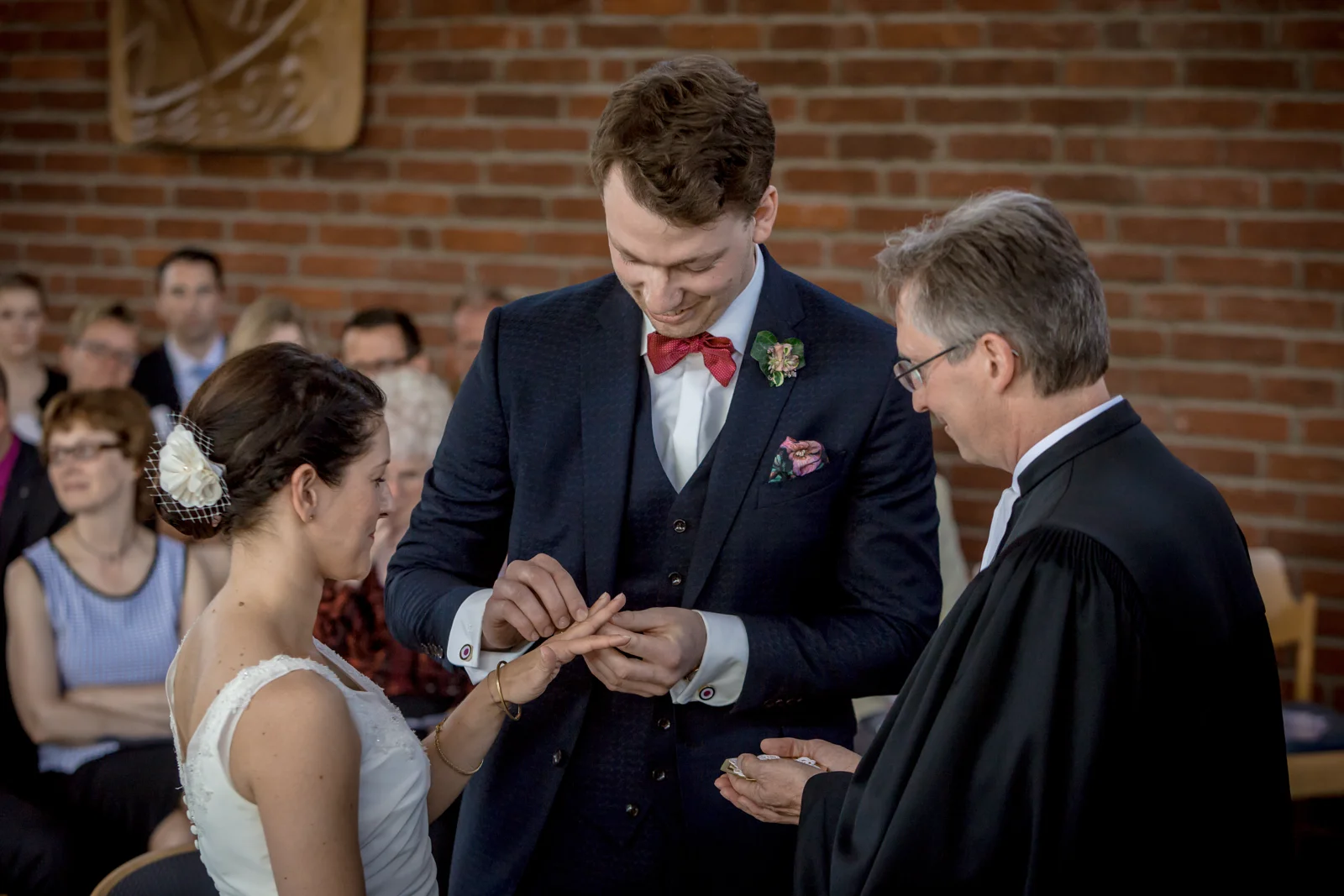 Jan steckt Bettina den Ring an – Hochzeit von Jan und Bettina in Hamburg und Kummerfeld