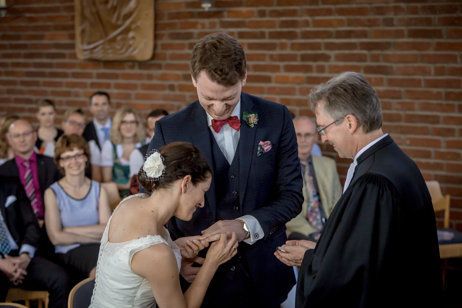 Bettina steckt Jan den Ring an – Hochzeit von Jan und Bettina in Hamburg und Kummerfeld