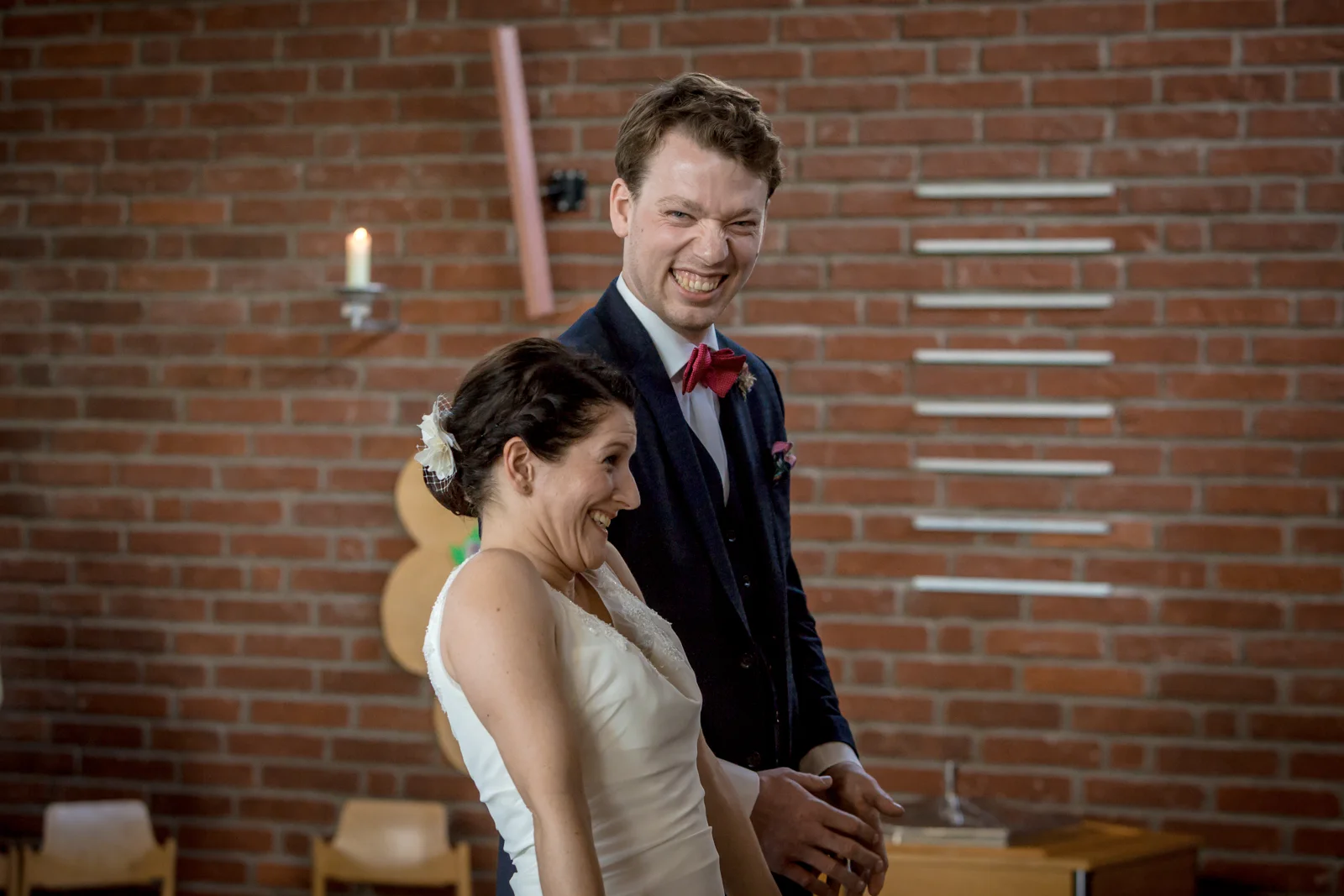 Ein Lächeln nach dem Ja-Wort – Hochzeit von Jan und Bettina in Hamburg und Kummerfeld