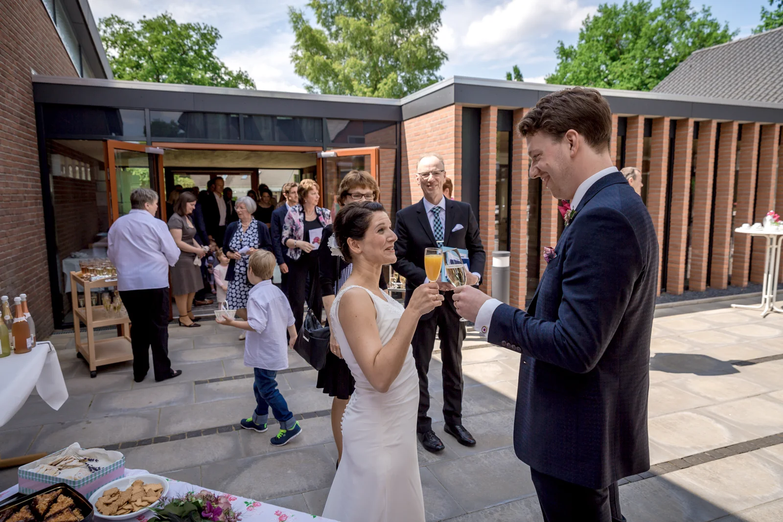 Anstoßen vor der Kirche – Hochzeit von Jan und Bettina in Hamburg und Kummerfeld