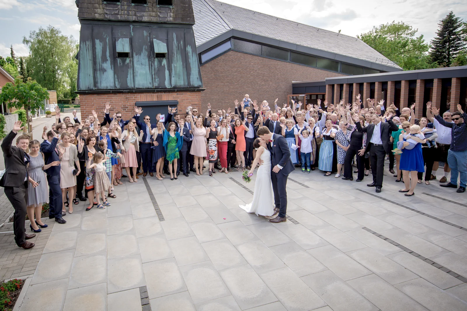 Alle zusammen vor der Kirche in Kummerfeld – Hochzeit von Jan und Bettina in Hamburg und Kummerfeld