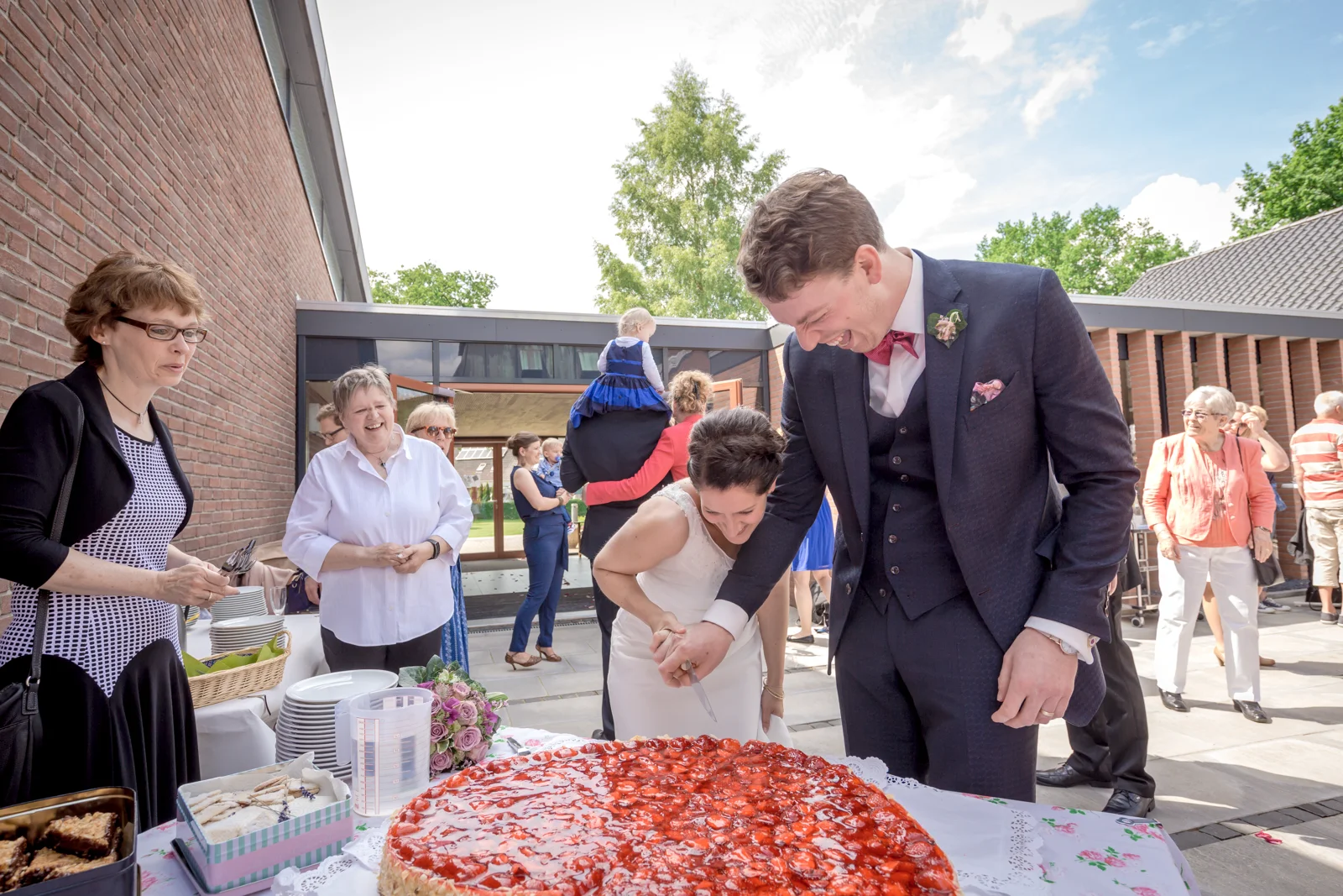 Jan und Bettina schneiden das Erdbeerherz an – Hochzeit von Jan und Bettina in Hamburg und Kummerfeld