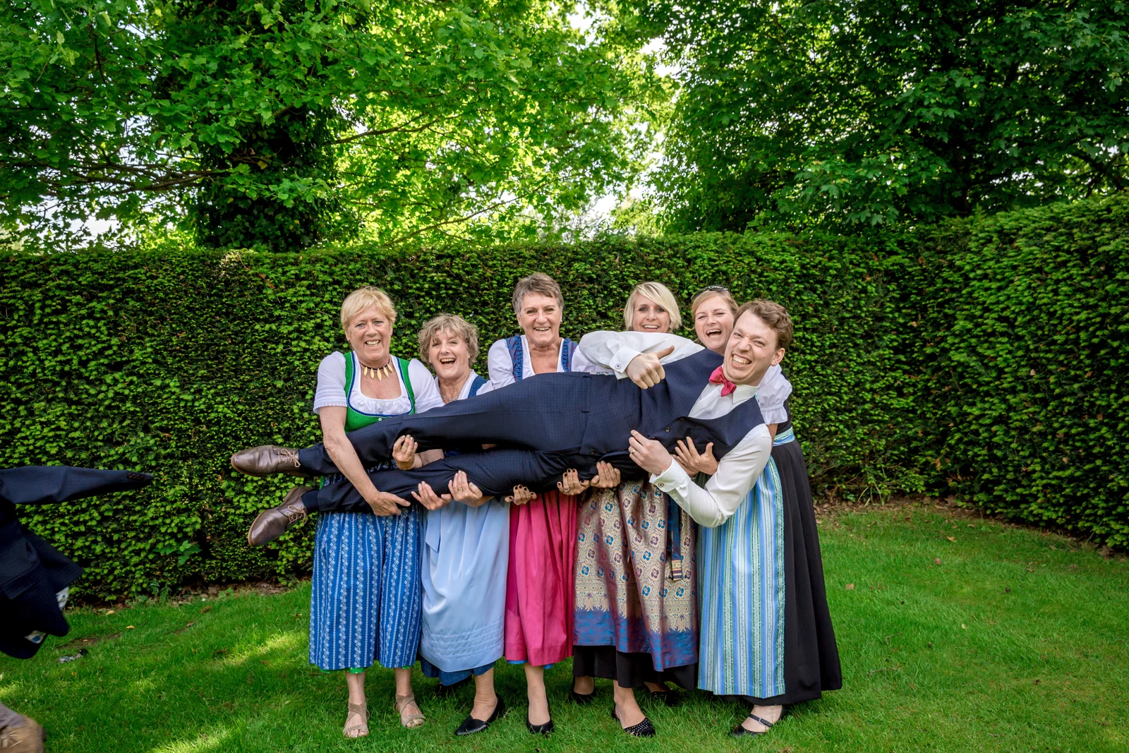 Jan wird auf Händen getragen – Hochzeit von Jan und Bettina in Hamburg und Kummerfeld