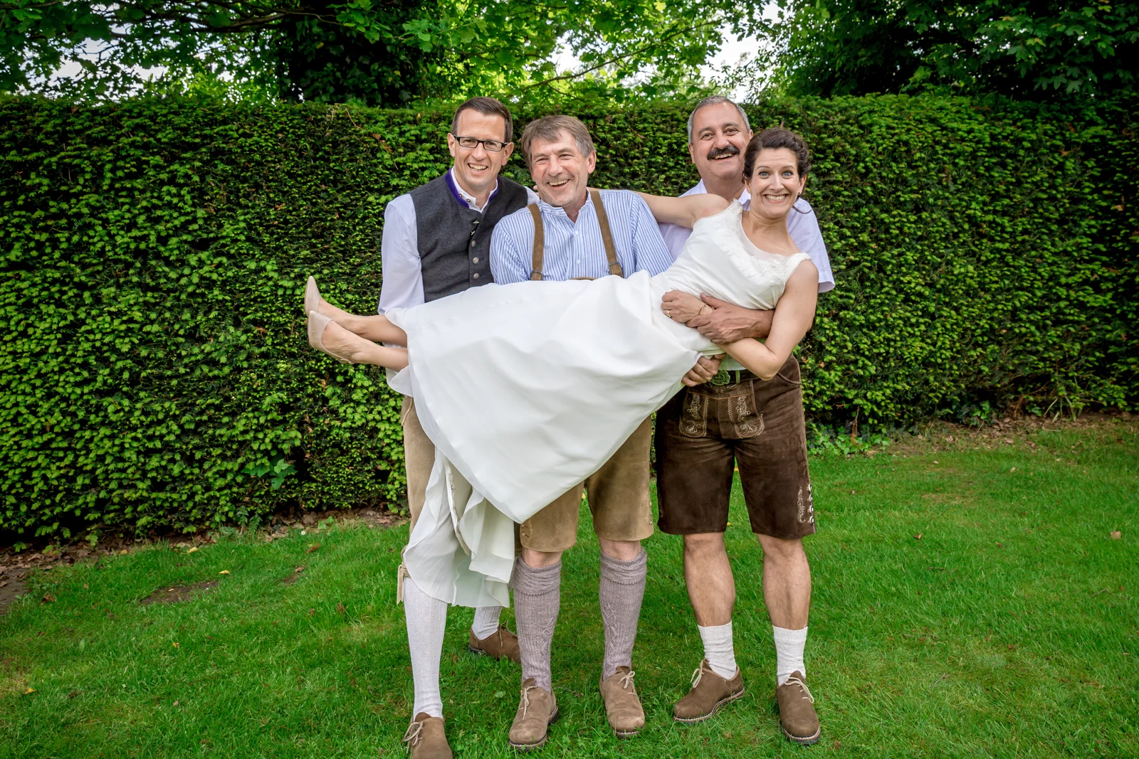 Auch Bettina wird auf Händen getragen – Hochzeit von Jan und Bettina in Hamburg und Kummerfeld