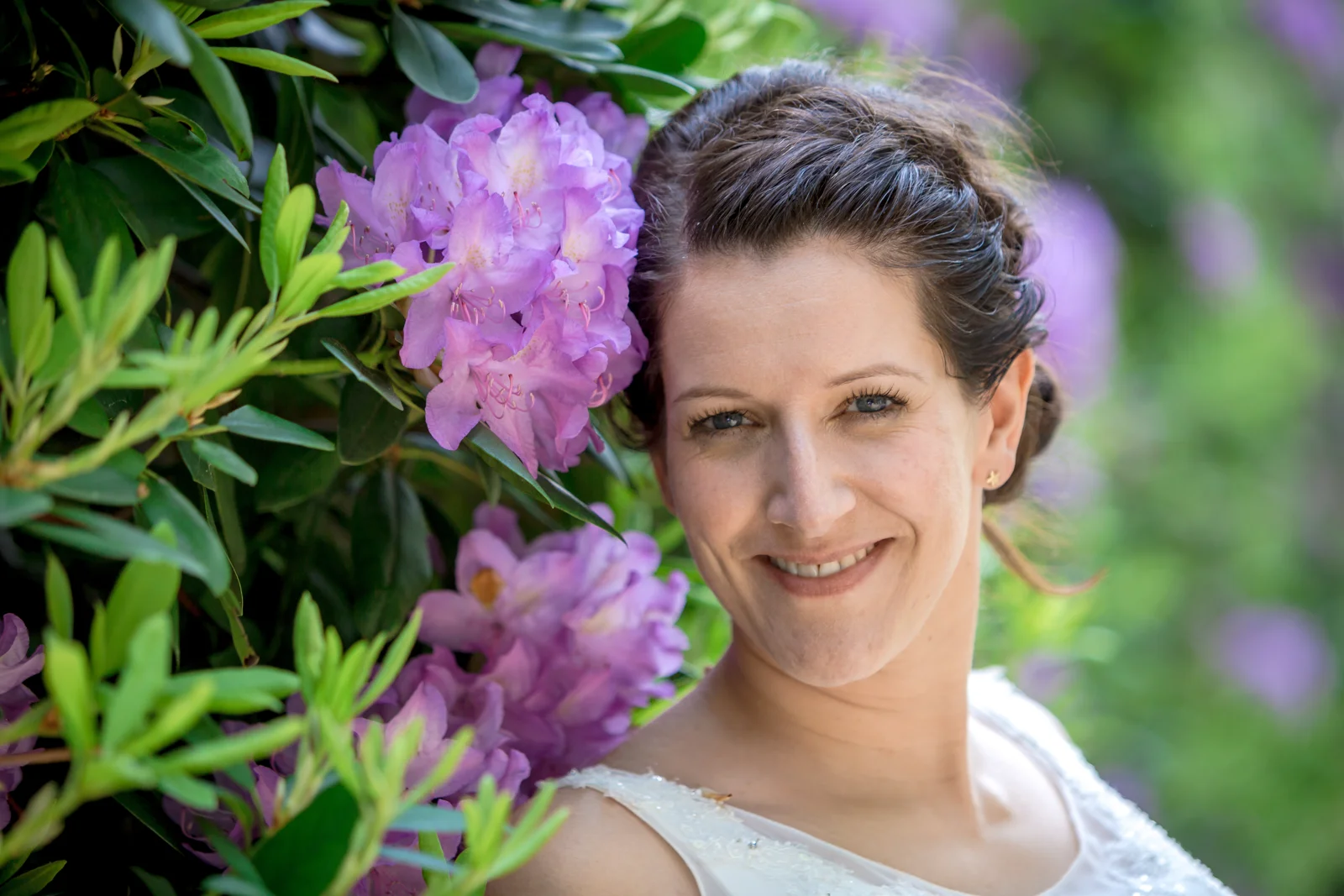 Bettina zwischen violetten Blüten – Hochzeit von Jan und Bettina in Hamburg und Kummerfeld