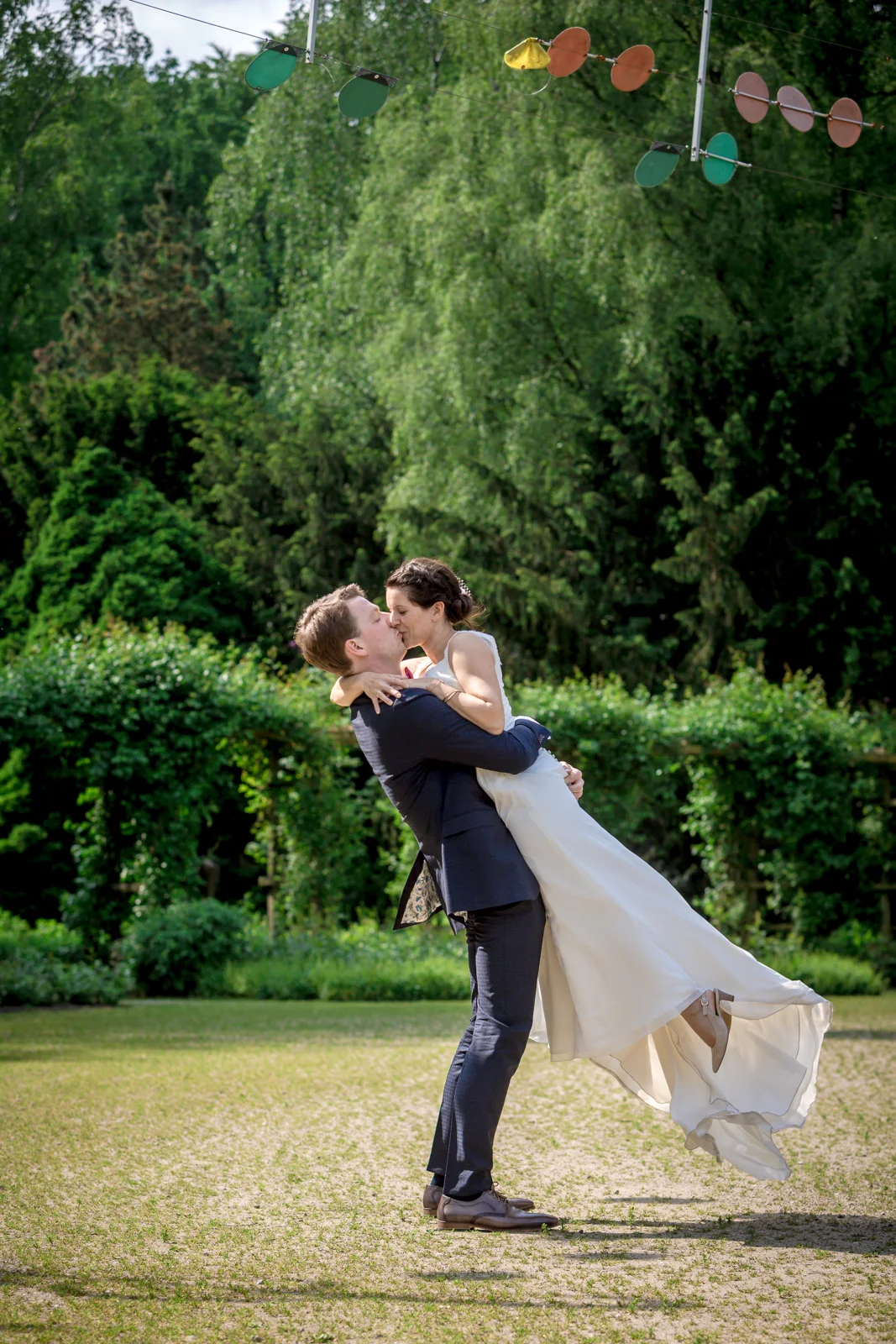 Jan hebt Bettina beim Paarshooting hoch – Hochzeit von Jan und Bettina in Hamburg und Kummerfeld