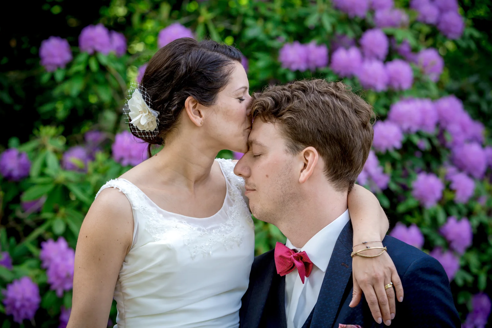 Ein zärtlicher Moment zwischen den Blüten – Hochzeit von Jan und Bettina in Hamburg und Kummerfeld