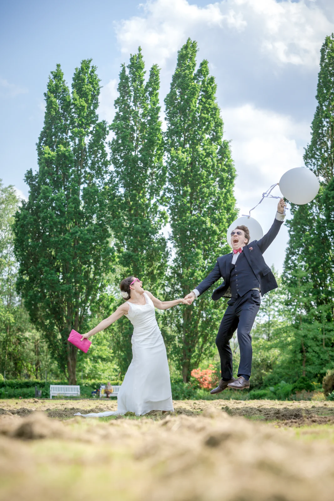 Mit weißen Ballons im Grünen – Hochzeit von Jan und Bettina in Hamburg und Kummerfeld