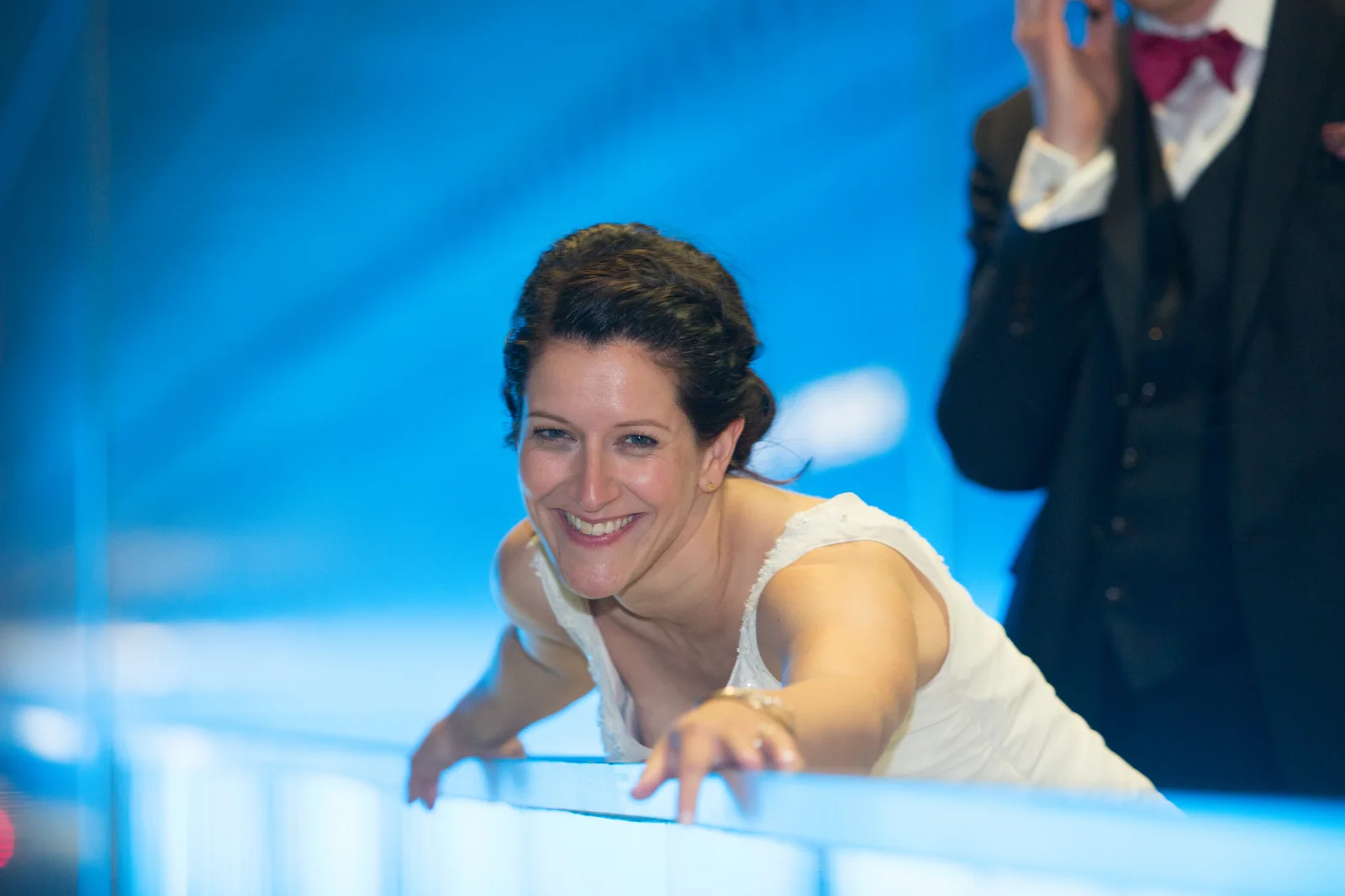 Bettina im farbigen Licht der U-Bahn – Hochzeit von Jan und Bettina in Hamburg und Kummerfeld
