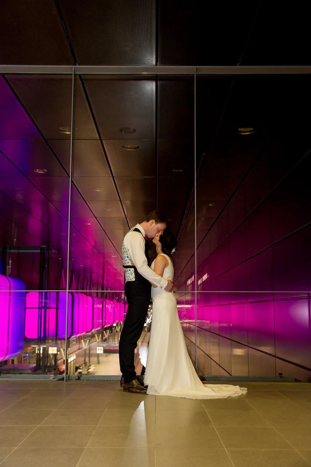 Ein Kuss beim Shooting in der U-Bahn – Hochzeit von Jan und Bettina in Hamburg und Kummerfeld