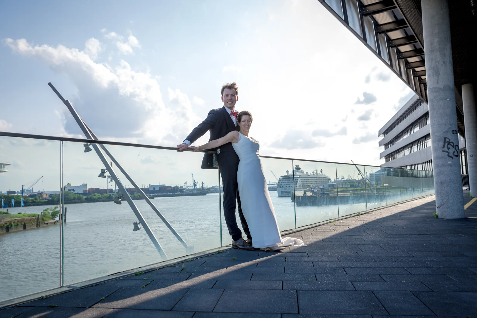 Jan und Bettina mit Blick auf den Hamburger Hafen – Hochzeit von Jan und Bettina in Hamburg und Kummerfeld