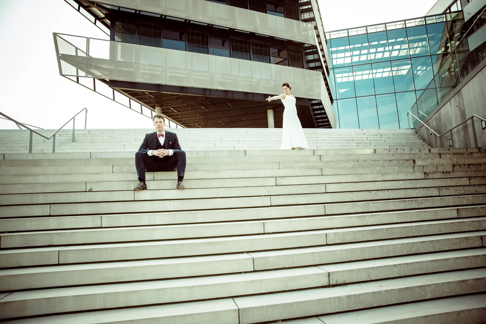 Zwei Perspektiven auf der großen Treppe – Hochzeit von Jan und Bettina in Hamburg und Kummerfeld