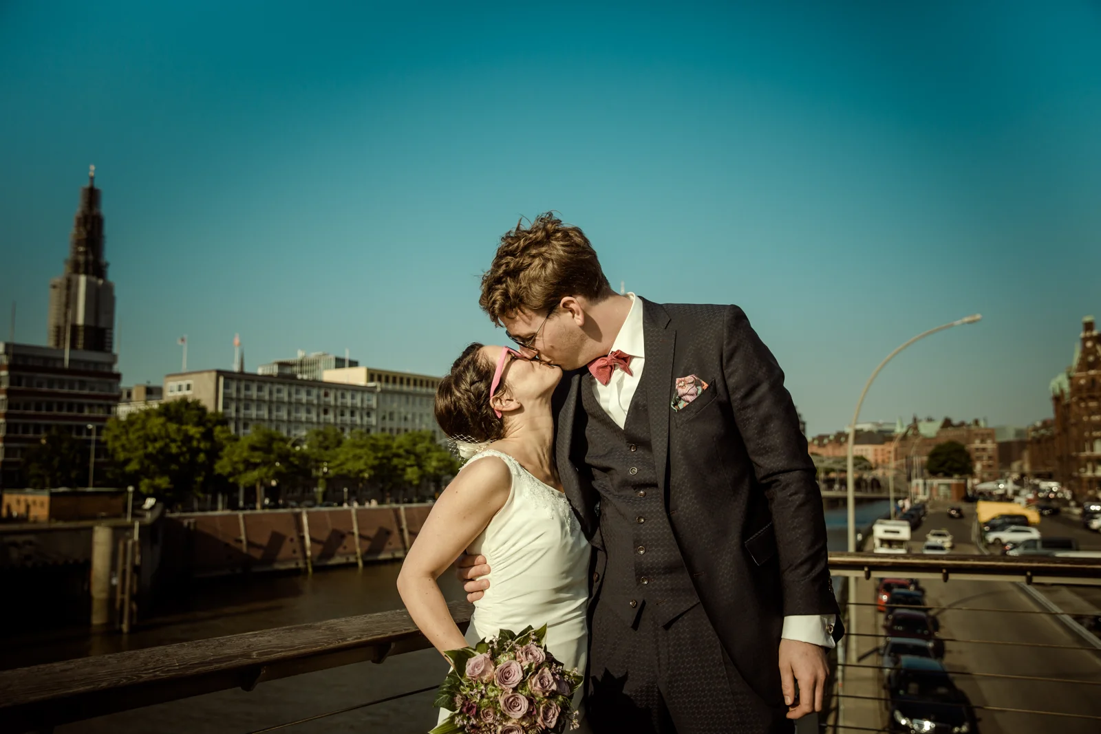 Ein Kuss mit Hamburg als Kulisse – Hochzeit von Jan und Bettina in Hamburg und Kummerfeld