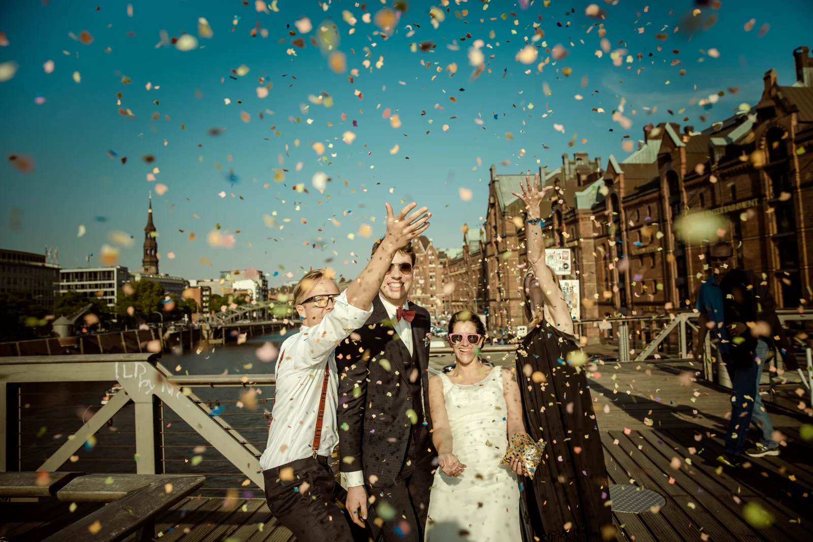 Blütenblätter fliegen beim Paarshooting – Hochzeit von Jan und Bettina in Hamburg und Kummerfeld