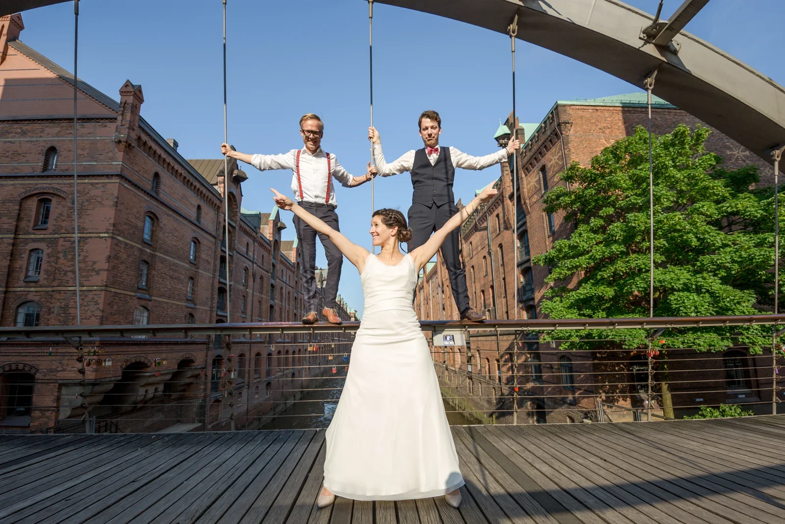 Ein Sprung auf der Brücke in der Speicherstadt – Hochzeit von Jan und Bettina in Hamburg und Kummerfeld