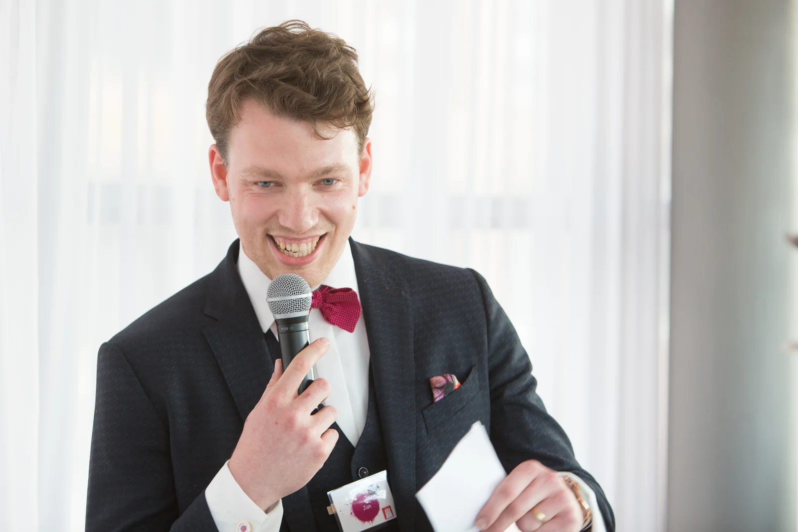Jan begrüßt die Gäste im Elbdeck – Hochzeit von Jan und Bettina in Hamburg und Kummerfeld