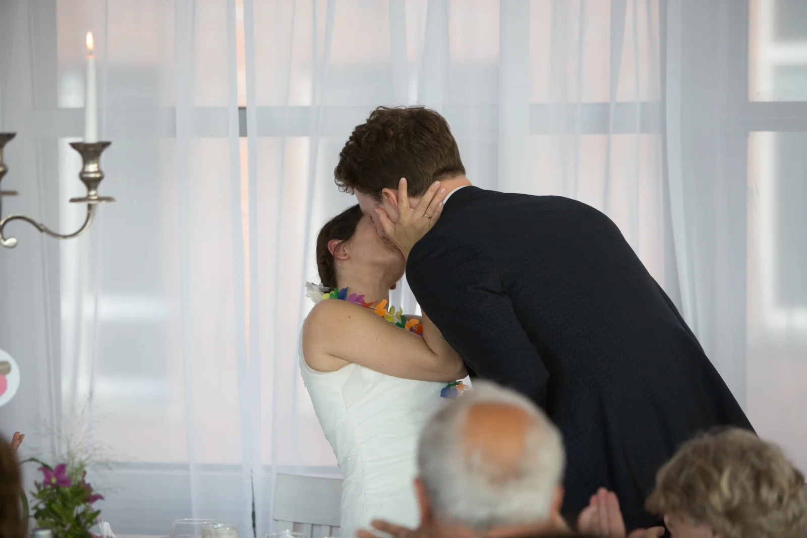 Ein Kuss während der Feier – Hochzeit von Jan und Bettina in Hamburg und Kummerfeld