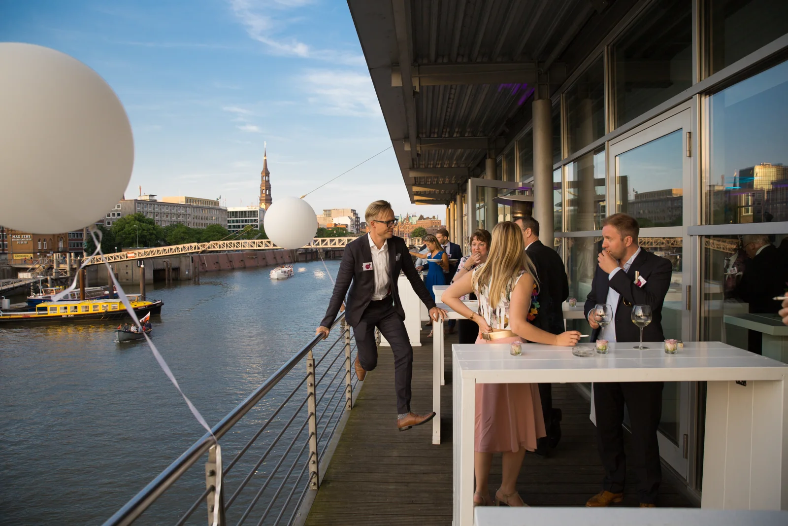 Abendstimmung auf der Terrasse des Elbdecks – Hochzeit von Jan und Bettina in Hamburg und Kummerfeld