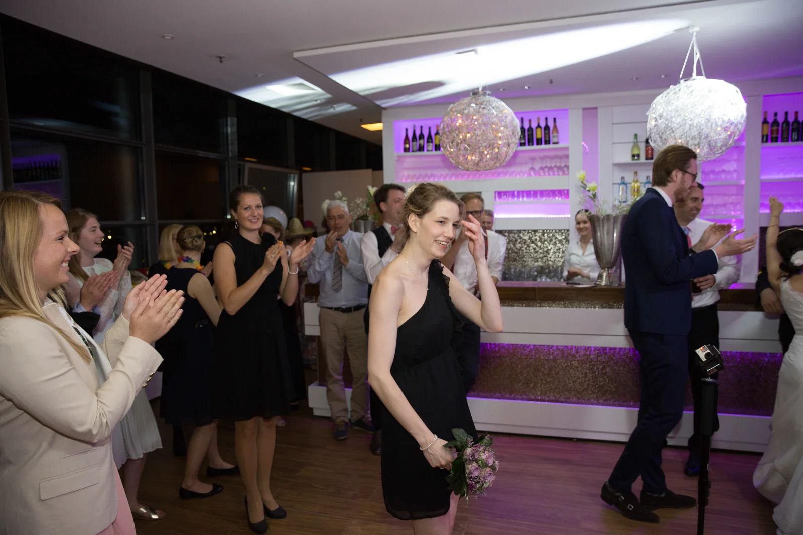 Eine glückliche Brautstraußfängerin – Hochzeit von Jan und Bettina in Hamburg und Kummerfeld