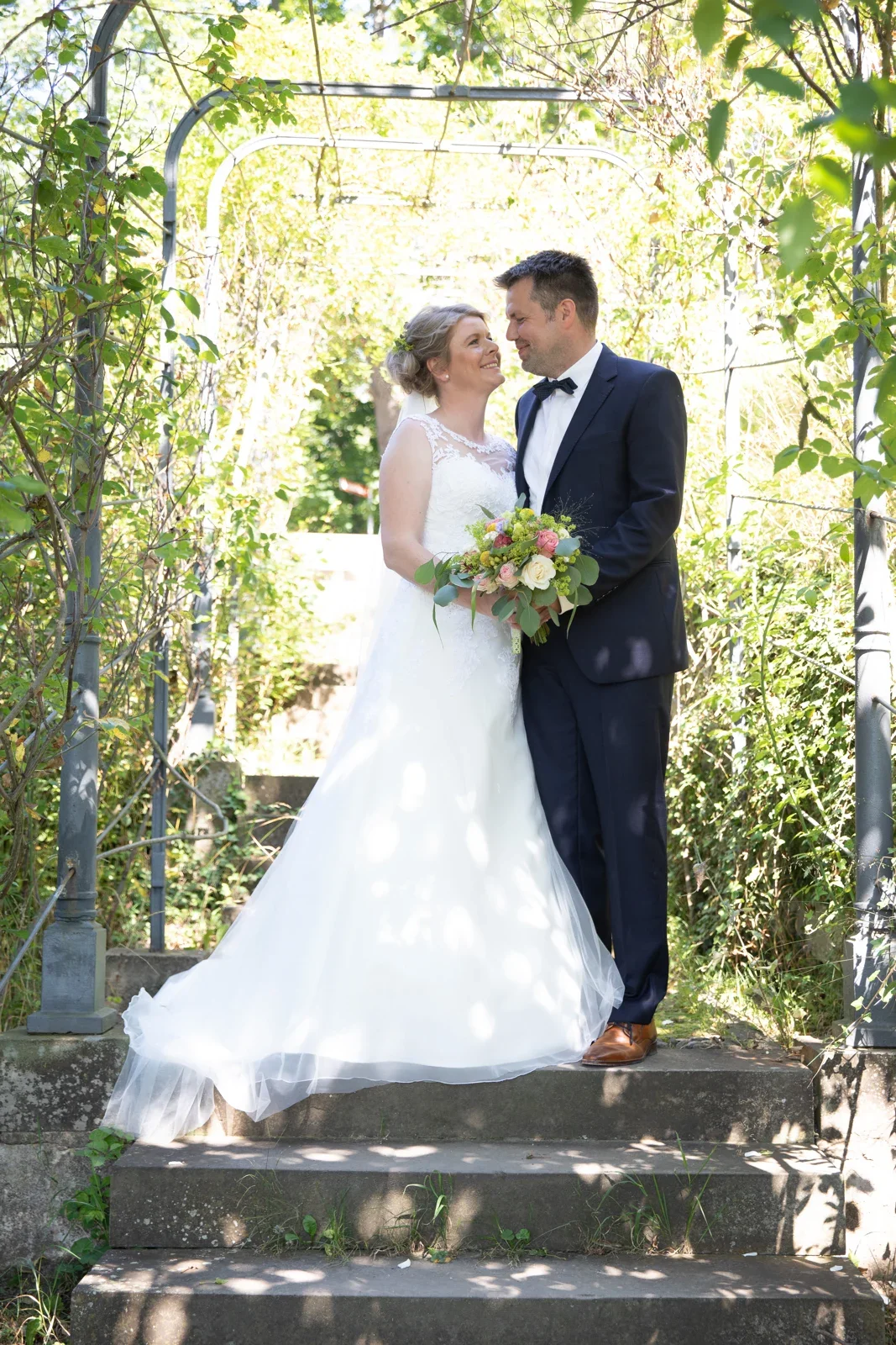 Ein Kuss unter dem grünen Torbogen – Hochzeit von Jessica und Leander in Tonna und Dachwig