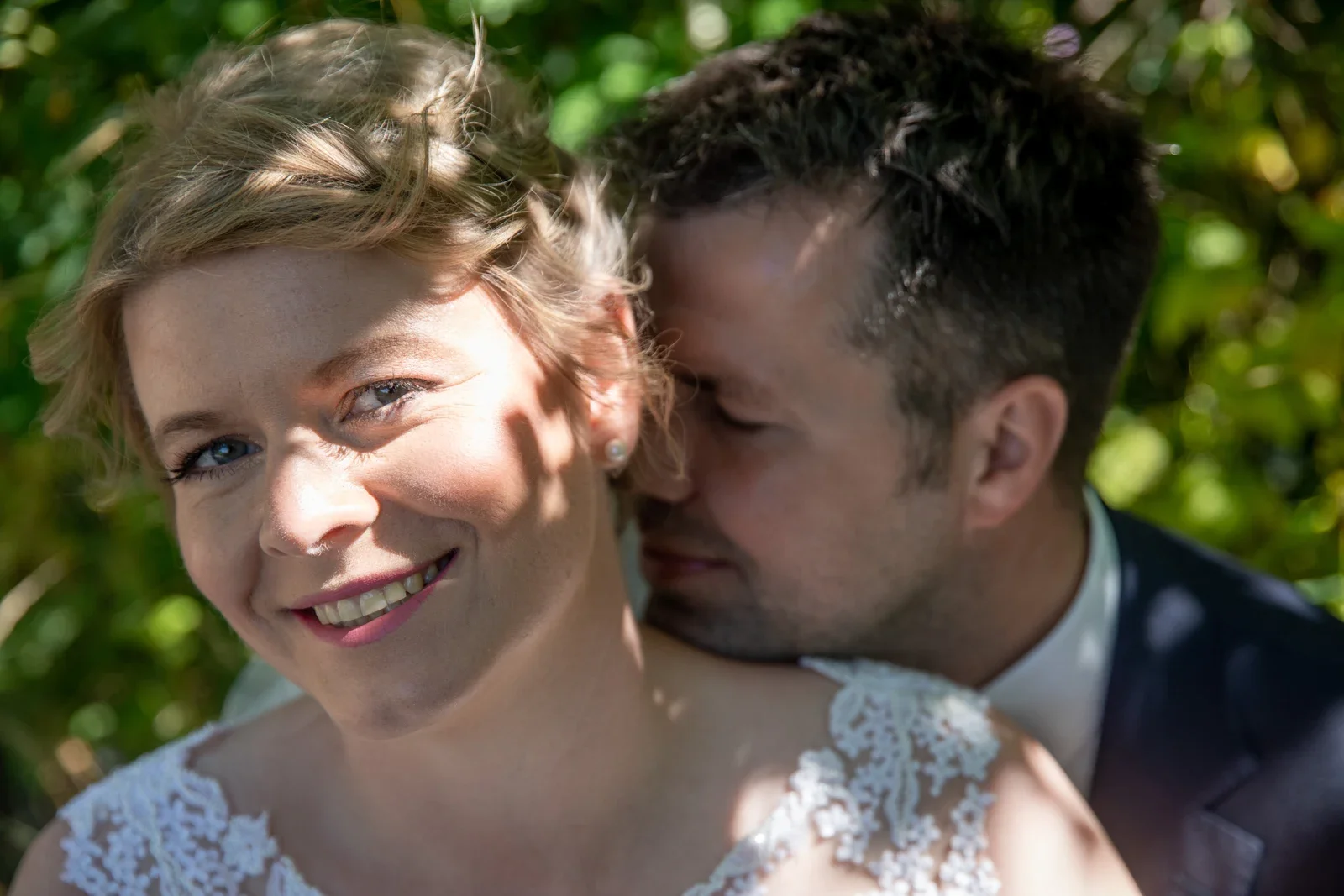 Ein vertrauter Moment beim Paarshooting – Hochzeit von Jessica und Leander in Tonna und Dachwig